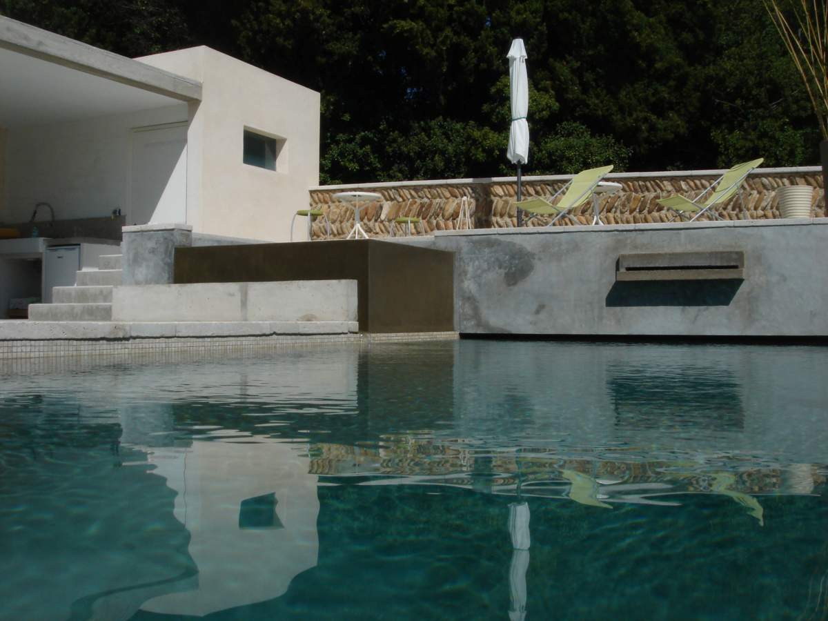 Vue du bassin - piscine avec spa à débordement et pool house