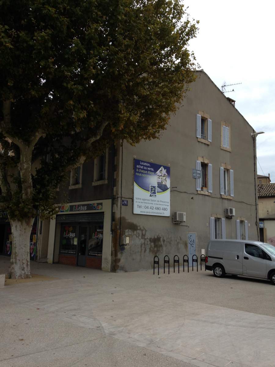 Rénovation d'un appartement à Salon de Provence -Façades côté place