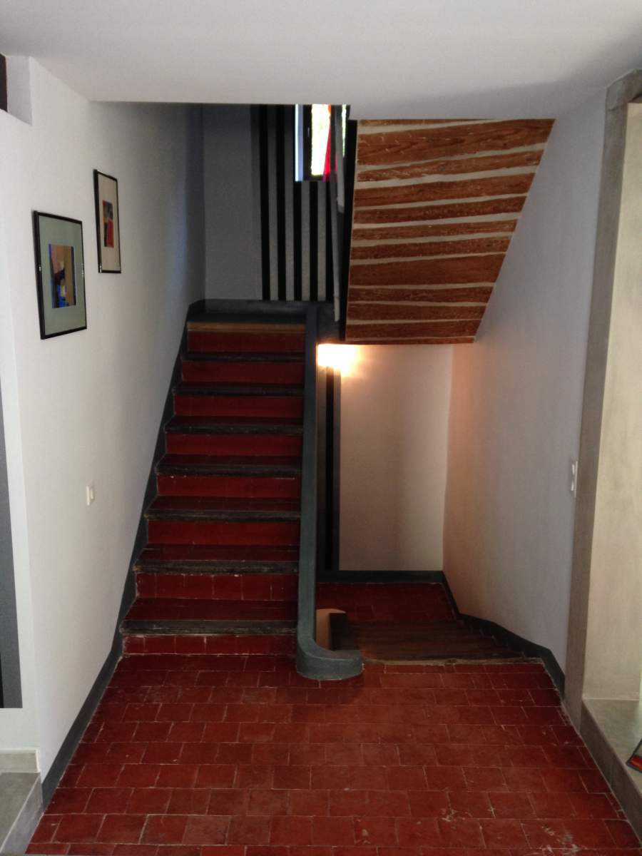 Rénovation d'une maison ancienne au pied de la Sorgue -vue d'ensemble escalier salle à manger