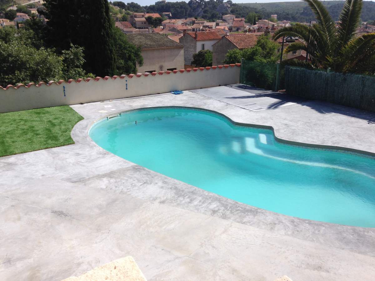 Terrasses en béton lissé - Rénovation des terrasses et abords d'une piscine à Ensuès-la-Redonne 13820 