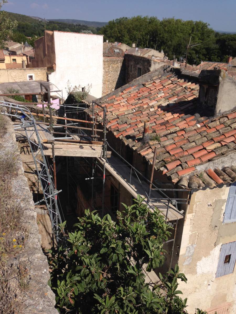 Mise en place des échafaudages - Rénovation d'une vieille maison de village à Eyguières