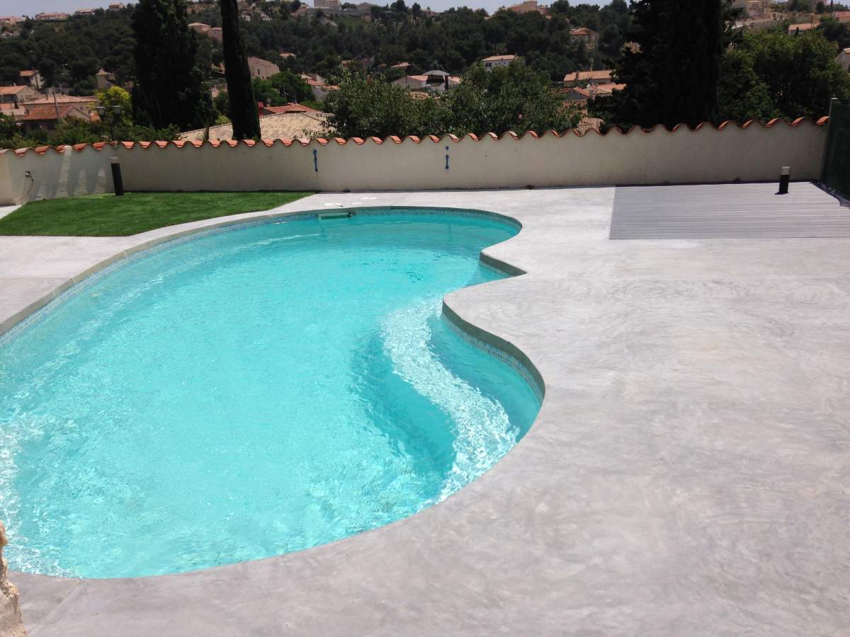Terrasses en béton lissé - Rénovation des terrasses et abords d'une piscine à Ensuès-la-Redonne 13820