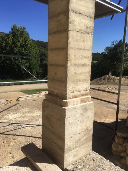 Réalisation de piliers en béton brut de décoffrage près de Saint-Rémy-de-Provence