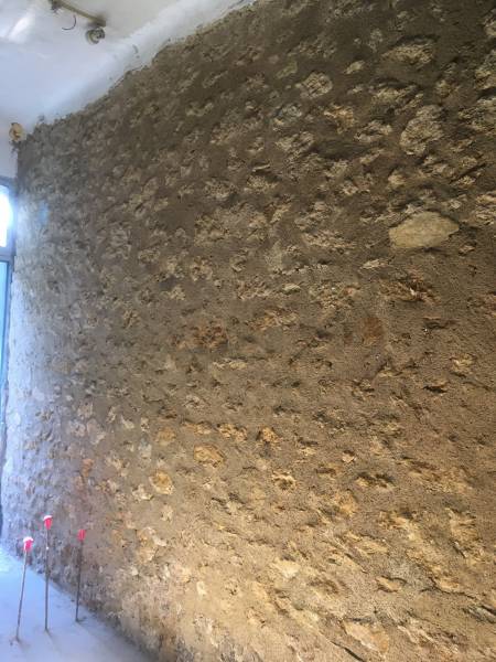 Réalisation d'un jointoiement beurré d'un mur en pierre à Salon de Provence