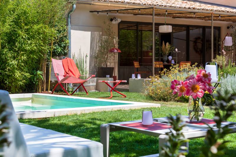 Jardin réaménagé avec piscine d'une maison de ville 13300 Salon de Provence