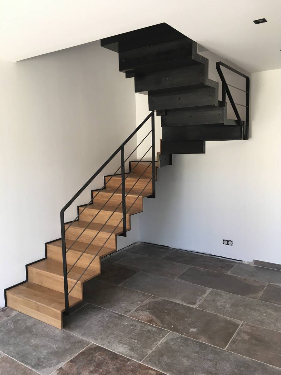 Aménagement intérieur d'une maison individuelle à Mollégès - Escalier métal et bois